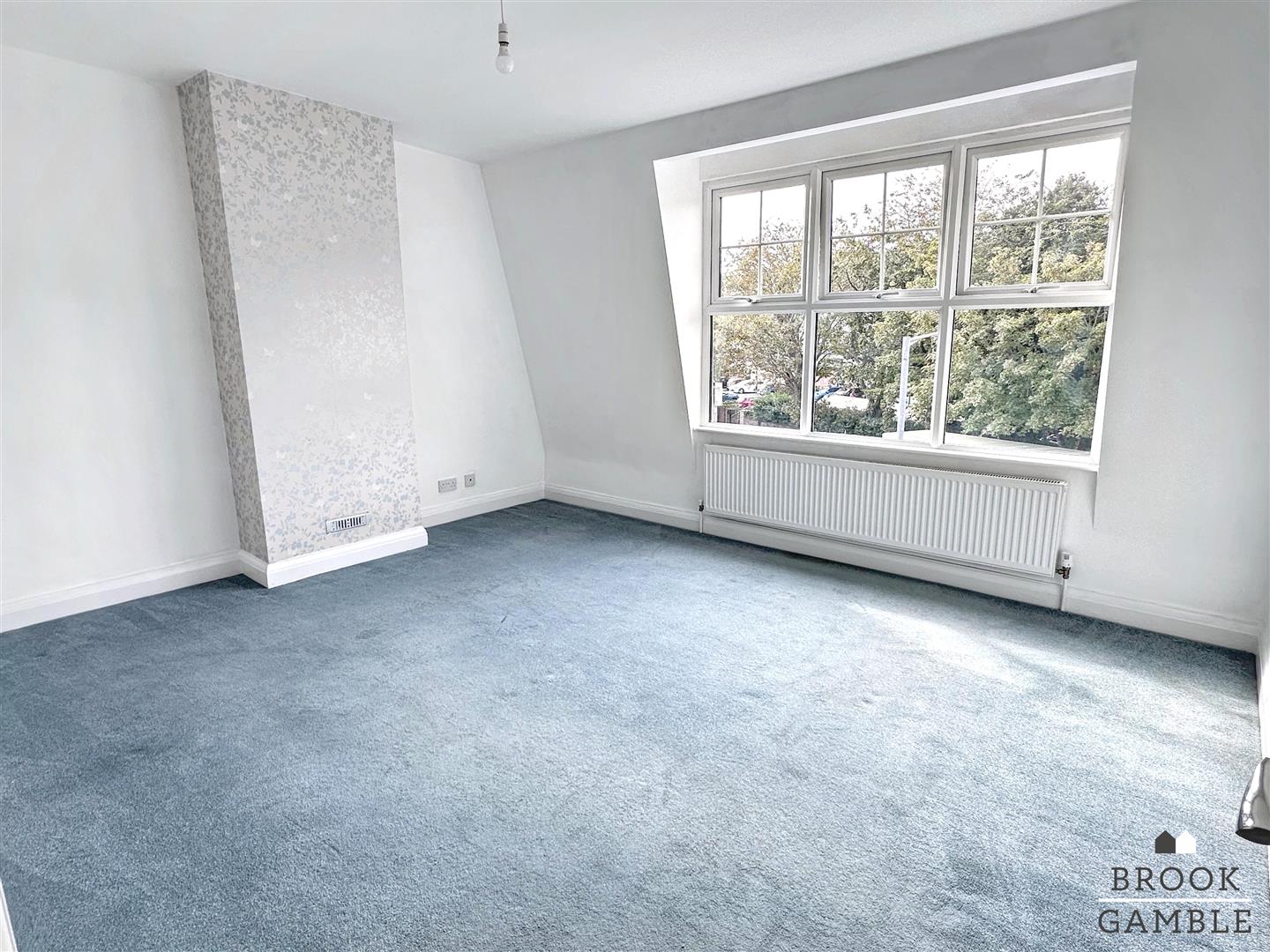 3 Bedroom Flat. Albert Parade in Eastbourne, East Sussex 9